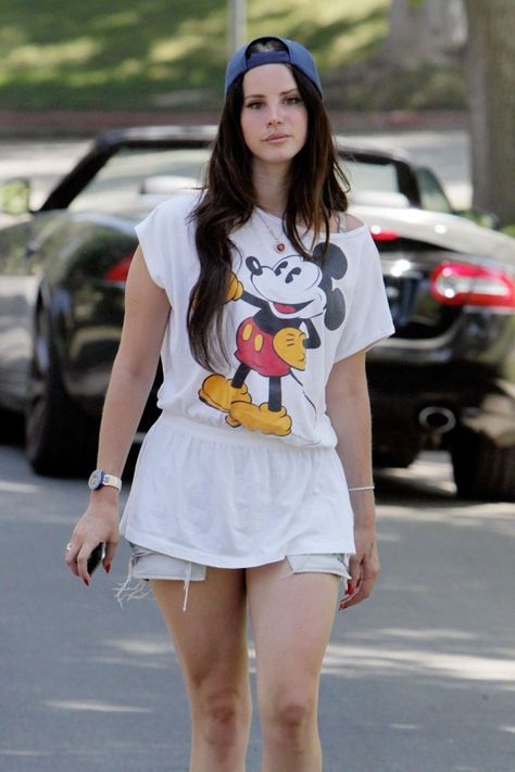 Backwards Hat Outfit, Backwards Hat, Hat Outfit, Mickey Mouse T Shirt, Pretty When You Cry, Lana Del Ray, Outfits With Hats, Lana Del Rey, Hollywood