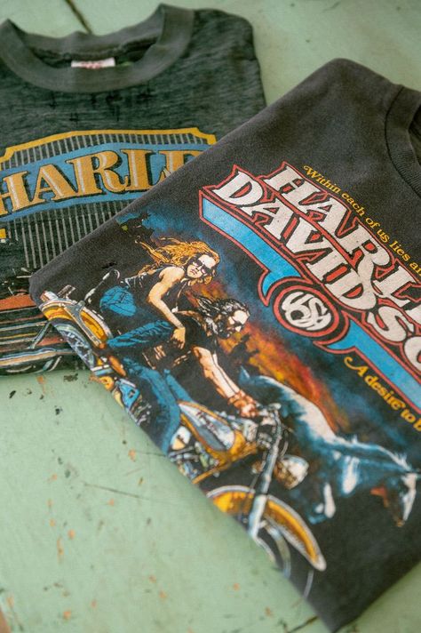 Hardly Davidson, Harley T Shirts, Vintage Harley Davidson Shirt, Vintage Closet, Harley Davidson Tee, Shirt Design Inspiration, Music Tees, Harley Davidson T Shirts, Graphic Tees Vintage