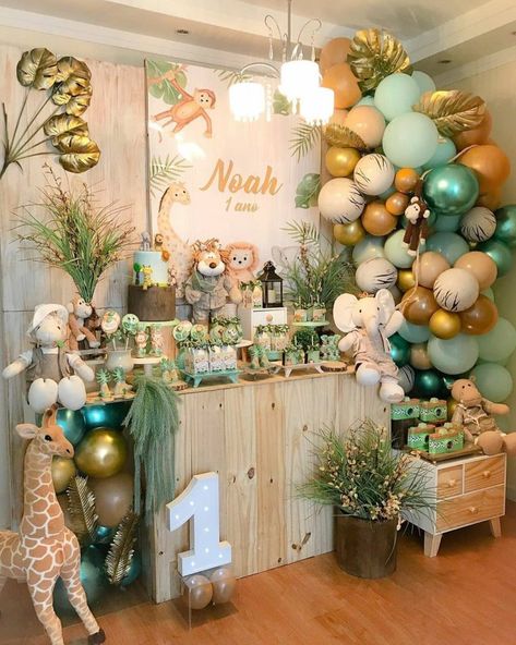 Safari jungle birthday party ideas are one of the most preferred themes for your children's first birthday parties. Especially colorful balloons, cute... Jungle Birthday Party Ideas, Safari Jungle Birthday Party, Safari Birthday Party Decorations, Jungle Theme Birthday Party, Forest Birthday Party, Jungle Thema, Wild Birthday Party, Idee Babyshower, Boys First Birthday Party Ideas