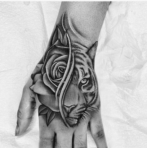 Back Palm Tattoo Hand Men, Tiger Hand Tattoo Woman, Hand Palm Tattoo Men, Hand Tattoos For Man, Hand Tattoos Lion, Lion On Hand Tattoo, Tattoos Na Mao, Rose Hand Tattoo Design, Lion Tattoo Hand