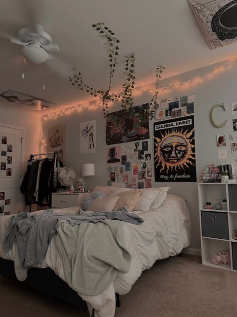 Room Ideas With Bed In The Middle, Room Ideas With Grey Walls, 20 Year Old Room Ideas Bedrooms, Aethstetic Room Idea, Realistic Room Ideas, Bedroom Ideas Gray Walls, Bedroom Ashestic, Bedroom Aestethic, Big Bedroom Ideas Aesthetic