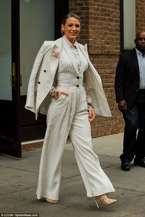 Blake Lively Suit, Blake Lively Outfits, Dandy Look, Estilo Gossip Girl, Blake Lively Style, Woman In Suit, White Suit, Stripe Outfits, Woman Suit Fashion