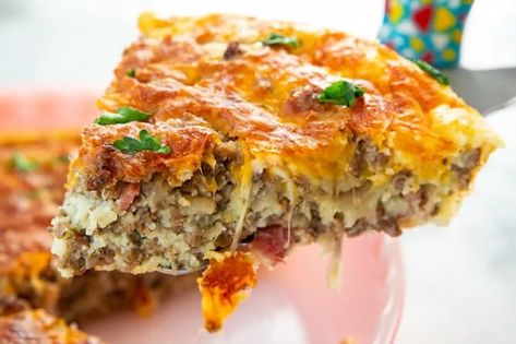 The Bisquick Impossible Cheeseburger Pie | The Kitchen Magpie Bisquick Hamburger Pie, Bisquick Impossible Quiche Recipe, Hamburger Pie Recipes, Bisquick Recipes Dinner, Impossible Pie Recipes, Impossibly Easy Cheeseburger Pie, Impossible Cheeseburger Pie, Impossible Cheeseburger, Impossible Quiche