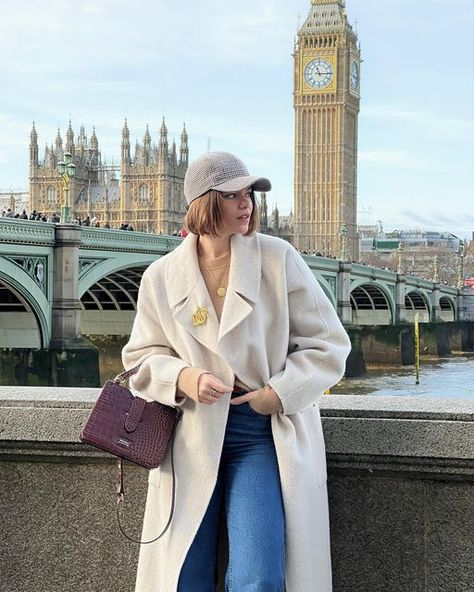 Elodie Romy on Instagram: "Hello London 🇬🇧 - recap de ce premier jour - Kiss kiss . . . #londondiaries #londonfashion #londonstyle #londonstreets #effortlesschic #capstyle #beigecoat #laparisienne #winteroutfitideas #outfitideas4you #discoverunder100k #oldmoneyaesthetic #oldmoneystyle #oldmoney" Hello London, Beige Coat, Old Money Style, Old Money Aesthetic, Effortless Chic, London Fashion, Old Money, Winter Outfits, Fall Winter