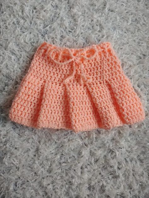 Crochet Pleated Baby Skirt https://toyslabcreations.com/crochet-pleated-baby-skirt/ Girls Skirt Patterns, Pleated Skirt Pattern, Skirt Pattern Free, Skirt Crochet, Crochet Baby Booties Pattern, Crochet Skirt Pattern, Crochet Skirts, Easy Crochet Baby