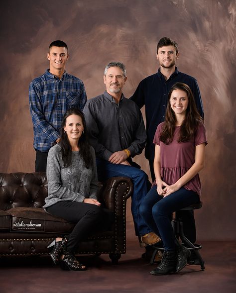 5 Family Members Photoshoot, Family Potrait Pose, Family Portrait Poses For 5, Family Poses Photography, Family Portrait Photography Poses, Adult Family Poses, Family Photography Poses, Family Photography Studio, Family Photoshoot Ideas