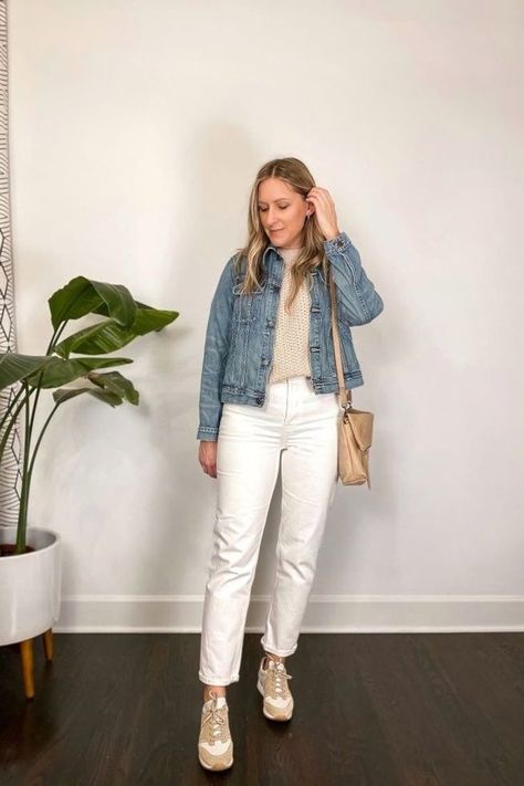 Slouchy White Jeans Outfit, White High Rise Jeans Outfit, Off White Denim Outfit, White Skinnies Outfit, White Mom Jeans Outfit Winter, Cream Color Jeans Outfit, Winter Outfits With White Jeans, Cream Jeans Outfit Spring, White Straight Jeans Outfit