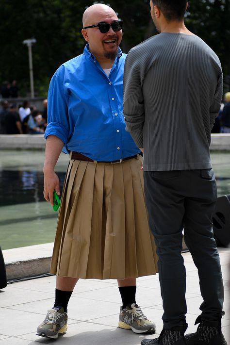 Spring Summer 2023 Street Style, Summer 2023 Street Style, Fashion Week Spring Summer 2023, Fashion Week Ss23, 2023 Street Style, Guys In Skirts, 2007 Fashion, Men Wearing Skirts, Men's Street Style