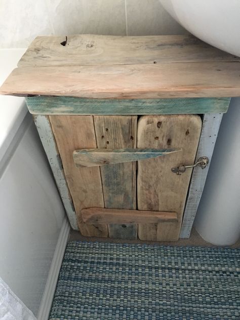 Baie Vintage, Rustic Furniture Design, Wallpaper Floor, Ceiling Wallpaper, Floor Paint, Primitive Furniture, Scrap Wood Projects, Room Ceiling, Room Deco