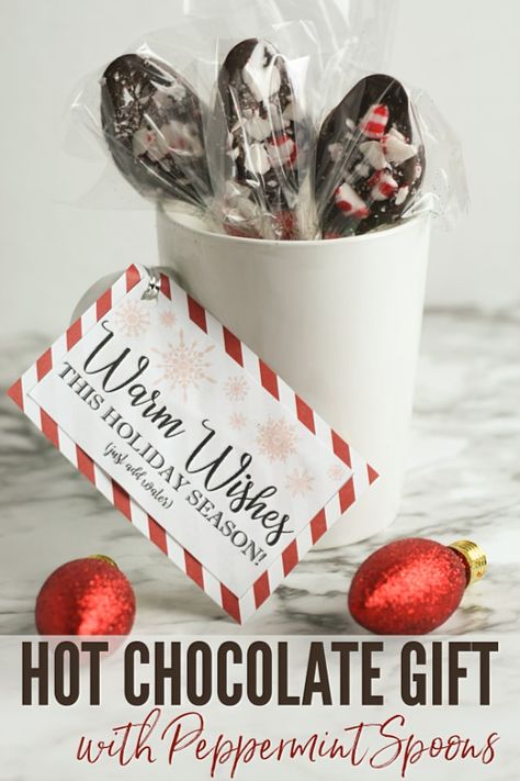 This DIY Hot Chocolate Gift idea is an easy and inexpensive gift that's perfect for almost everyone! Homemade cocoa mix with peppermint stirring spoons packaged in a mug. Free printable gift tag included! #giftideas #Christmas #hotchocolate Peppermint Spoons, Christmas Mug Gift Ideas, Bunco Christmas, Homemade Cocoa, Xmas Mugs, Spoons Diy, Hot Cocoa Gift, Hot Chocolate Spoons, Diy Hot Chocolate