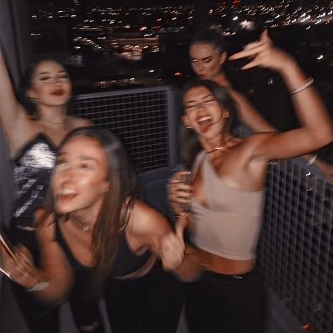 City Life Aesthetic, Night Club Aesthetic, Playlist Covers Photos, Clubbing Aesthetic, Nyc Aesthetic, Key To Happiness, Finding New Friends, Teenage Dream, Night Aesthetic