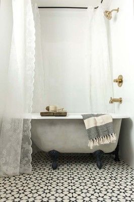 Cozy Cottage Farmhouse-Jenna Sue Design-44-1 Kindesign Clawfoot Tub Shower Curtain, Small Apartment Therapy, Black Bathtub, Clawfoot Tub Shower, Rustic Shower, Farmhouse Shower, Bathroom Tub, Diy Bathroom Remodel, Shabby Chic Bathroom