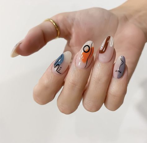 Abstract Oval Nails, Abstract Black Nail Art, August Nail Inspo 2023, Boho Nail Colors, Artsy Short Nails, Boho Chic Nails Designs, Simple Abstract Nails, Boho Nails, Retro Nails