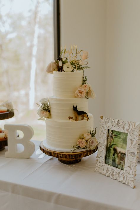 Dog Incorporated In Wedding Cake, His And Her Cake Wedding, Wedding Cake With Animals, Dog Themed Wedding Cake, Dog Eating Cake Wedding, German Shepherd Wedding Cake, Wedding Cake Pet, Wedding Cake With Dogs On It, Pet Wedding Cake