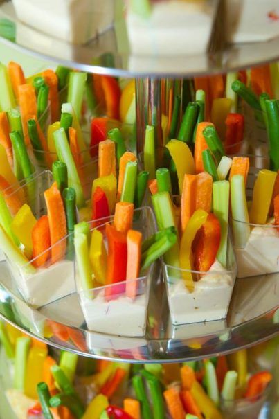 Graduation Party Finger Food Ideas, Party Finger Foods, Veggie Tray, Birthday Party Food, Shower Food, Snacks Für Party, Fruit Platter, Baby Shower Food, Party Food Appetizers