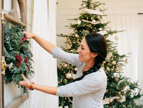 Joanna Gaines' farmhouse Christmas decor puts all the warmth into the holidays. We are so inspired from her genius ways to make the season bright. Joanna Gaines Christmas Decor, Joanna Gaines Christmas, Joanne Gaines, Joanna Gaines Decor, Fixer Upper Joanna, Gaines Fixer Upper, Joanna Gaines Farmhouse, Magnolia Fixer Upper, Magnolia House