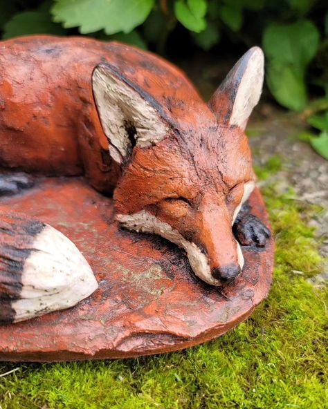 Fox Sculpture, Chainsaw Carving, Sculpture Ideas, Pottery Sculpture, Fox Art, Red Fox, Dry Clay, Air Dry Clay, Terra Cotta