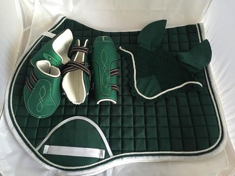 Pinnacle CC Pad, Ear Bonnet & T&F Boots - Hunters Green/White - Horse and Rider Supplies English Tack Sets, Horse Tack Rooms, English Horse Tack, Horse Riding Outfit, Horse Saddle Pads, Horse Riding Clothes, Horse Fashion, Horse Equipment, Horse Gear