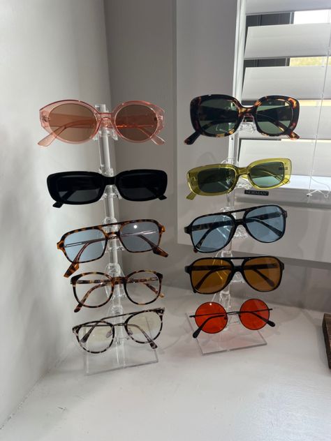 Sun Glass Organizer, Sunglasses Organization Aesthetic, Sun Glasses Storage Ideas, How To Display Sunglasses, Sunglasses Room Decor, How To Organize Sunglasses, Eye Glasses Organization, Diy Glasses Display, Sunglasses Rack Diy