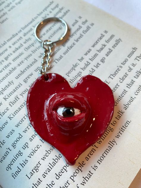 Valentines Clay Crafts, Air Dry Clay Ideas Gothic, Air Dry Keychain, Air Dry Clay Key Chains, Air Dry Clay Keychain, Clay Date, Clay Trinkets, Clay Moulding, Clay Keychain