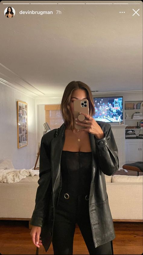 Leather Night Out Outfit, Satin Lounge Wear Aesthetic, Leather Blazer Outfit Classy, Blazer Date Night Outfit, Simple Party Outfit, Blazer Black Outfit, Going Out Outfits Cold, Outfit Winter Night, Date Night Outfit Winter