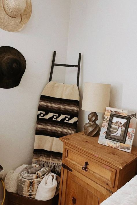 western bedroom ideas Western Home Decor Minimalist, Subtle Western Bedroom, Small Western Apartment, Western Home Bedroom, Boho Western Home Inspiration, Vintage Western Room, Coastal Cowboy Bedroom, Vintage Western Bedroom, Western Teen Bedroom