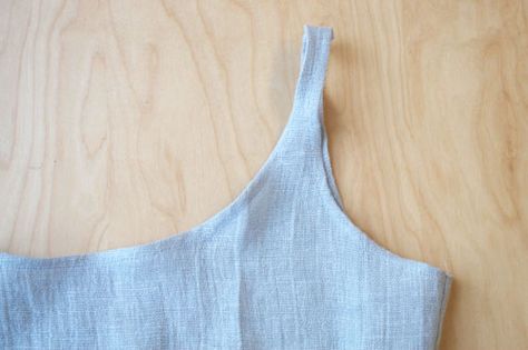 DIY: Fog Linen Tank Top Linen Tank Top Pattern, Diy Linen Top, Linen Top Sewing Pattern, Linen Top Pattern, Diy Top Pattern, Diy Fog, Sewing Outfits, Top Pattern Sewing, Top Fabrics