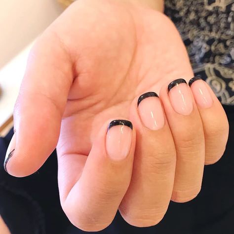 Best Nails With Black Dress, Short Modern French Tip Nails, Modern French Tip Nails Oval, Nail Color For Formal Black Dress, Colored French Tip Nails Squoval, French Tip Nail Ideas Short, Short Black Tip Nails, Short Black French Nails, Black French Tip Nails Short