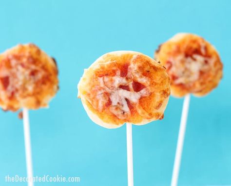 pizza pops, or pizza on a stick - the decorated cookie Pizza On A Stick, Kids Pizza Recipes, Homemade Pizza Recipe Easy, Pizza Pops, Kids Pizza, Easy Homemade Pizza, Kid Friendly Snack, Delicious Appetizer Recipes, Pizza Recipes Homemade