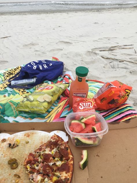 Beach Picnic Snacks, Snacks At The Beach, Beach Snacks Aesthetic, Beach Aesthetic Food, Beach Lunch Aesthetic, Snacks On The Beach, Snacks To Bring To The Beach, Day At The Beach Food Ideas, Food To Bring To The Beach