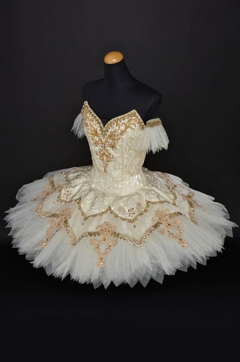 Ballet Costumes Tutus, Dance Costumes Ballet, Ballet Shows, Ballet Designs, Classical Ballet Tutu, Ballet Tutus, Gold Tutu, Ballerina Costume, Ballerina Outfit