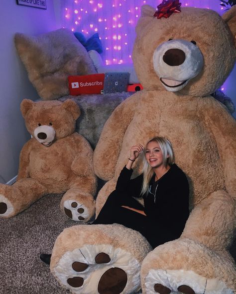 If I had access to those awesome bears, I'd have the big one hug me from behind, and have the smaller one close to my chest. Jordy Jones, Costco Bear, Huge Teddy Bears, Big Teddy Bear, Teddy Girl, Big Teddy, Bear Bears, Giant Teddy Bear, Giant Teddy