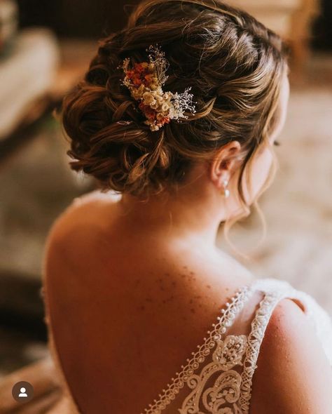 Terracotta Wedding Ceremony, Bridal Boho Hair, Flower Hair Pins Wedding, Side Bun Hairstyles, Bride Hair Pins, Autumn Bridal, Fall Wedding Hairstyles, Side Bun, Wedding Hair Up