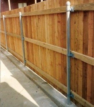 Using posts from a chainlink fence to create a wood privacy fence Pagar Modern, Cheap Privacy Fence, Diy Privacy Fence, Wood Privacy Fence, Privacy Fence Designs, Backyard Privacy, Diy Fence, Front Yard Fence, Privacy Fences