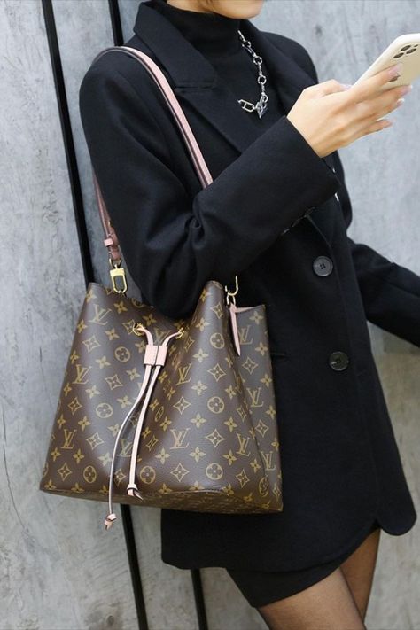 Louis Vuitton Bucket Bag Outfit, Lv Neonoe Outfit, Louis Vuitton Neonoe Outfit, Neonoe Louis Vuitton Outfit, Monogram Bag Outfit, Lv Neonoe Bag, Neonoe Louis Vuitton, Lv Bag Outfit, Lv Bucket Bag