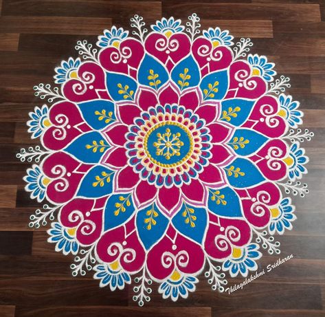 Rangoli Designs For Competition, Margazhi Kolam, Easy Rangoli Designs Videos, Very Easy Rangoli Designs, Rangoli Designs Photos, Rangoli Designs Simple Diwali, Rangoli Simple, Rangoli Side Designs, Colorful Rangoli