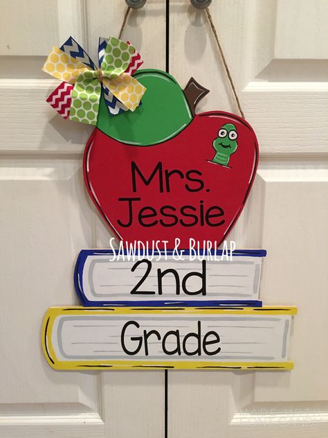 Teacher Classroom Signs Diy Door Hangers, Wooden Door Hanger Teacher, Teacher Apple Door Hanger, Personalized Teacher Door Sign, Teacher Apple Name Signs, Apple Door Hanger, Teacher Door Hanger, 1st Grade Crafts, Handmade Teacher Gifts