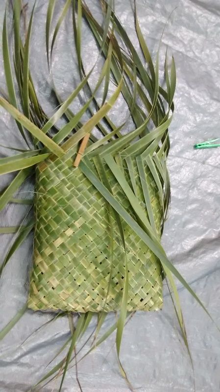 Flax Kete Weaving Notes (Article) -  Natural living, food forest gardening in New Zealand  | Blockhill Weaving With Flowers, Coconut Leaf Weaving, Pandanus Weaving, Weaving Palm Fronds, New Zealand Flax Weaving, Flax Bag, Weave Palm Fronds, Food Forest Garden, Flax Weaving