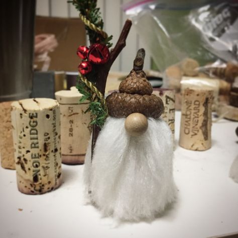 Wine cork gnomes with acorn hats. Use wood push pins for the noses. So easy! Wine Cork Gnomes, Cork Gnomes, Easy Upcycle, Wine Cork Ideas, Wine Cork Ornaments, Cork Ornaments, Cork Ideas, Acorn Crafts, Cork Projects