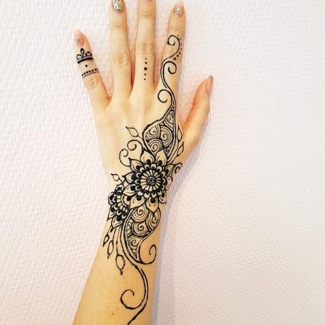 Lace Sleeve Tattoos, Feminine Shoulder Tattoos, Tatts Ideas, Mandala Hand Tattoos, Purple Tattoos, Mama Tattoo, Cool Wrist Tattoos, Ankle Tattoos For Women, Hand And Finger Tattoos