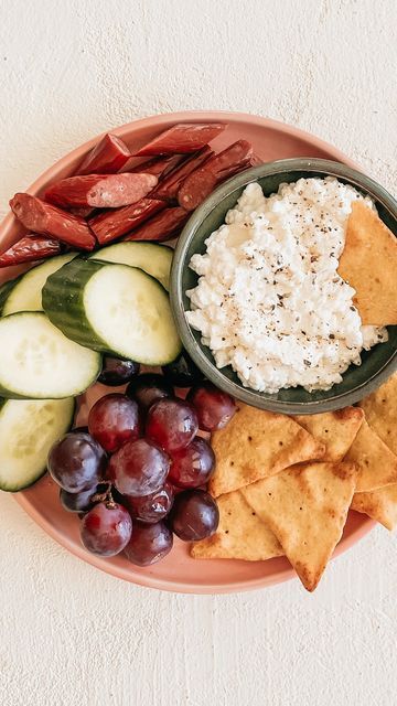 Cheese And Cracker Snack Ideas, Cottage Cheese And Crackers, Office Snacks Ideas, Cottage Cheese Plate, Cottage Cheese And Mustard Plate, Cottage Cheese Snacks Healthy, Lunch Snack Plate, Snack Plate Lunch, Healthy Snack Plate