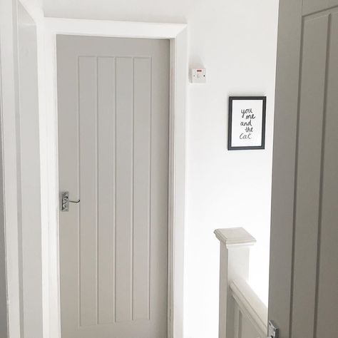 Howdens on Instagram: “Inject personality into your home and choose our Dordogne Smooth internal door which comes pre-finished and ready to paint in a colour of…” Interior Farmhouse Doors, Grey Interior Doors, White Hallway, Painted Interior Doors, Interior Door Styles, Purbeck Stone, Grey Doors, Farrow And Ball Paint, Contemporary Cottage