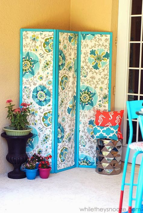 While They Snooze: DIY Outdoor Privacy Screen Folding Screen Diy, Privacy Screens Indoor, Room Divider Headboard, Diy Privacy Screen, Diy Screen Door, Fabric Room Dividers, Patio Privacy Screen, Bamboo Room Divider, Sliding Room Dividers