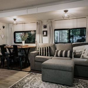 17 Tips For Living in a Camper Trailer - camperlife Rv Flip, Dining Booth, Camper Diy, Rv Interior Remodel, Caravan Decor, Tiny Living Space, Camper Trailer Remodel, Trailer Decor, Diy Camper Remodel