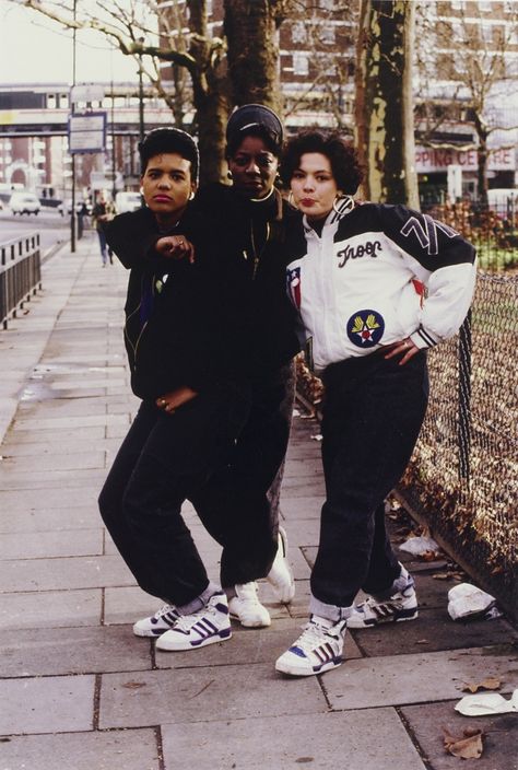 She Rockers (London Rap/Dance Crew), Shepherd’s Bush Green, London, 1988 Look Hip Hop, Jamel Shabazz, Cultura Hip Hop, 80s Trends, Hip Hop Chains, 90s Hip Hop Fashion, Fashion 80s, Vintage Black Glamour, 90s Hip Hop