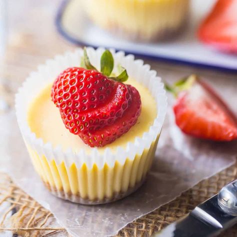 Mini Cheesecakes: Rich & creamy New York style cheesecakes, individually portioned in a cupcake pan. Easy to make & so fun for parties! #mini #cheesecakes #cheesecake #cupcakes #easy #recipes #philadelphia #strawberry #withgrahamcrackercrust #withvanillawafers #withoreos #inamuffintin #christmas #bites #newyork #videos #wedding #easter #best #glutenfree #cups #plain #howtomake #oreo #4thofjuly #holiday #babyshower #party #bakingamoment Peppermint Cheesecake Bars, Perfect Vanilla Cake Recipe, Cheesecake Healthy, Perfect Vanilla Cake, Graham Cracker Crust Recipe, Cheese Cupcake, Vanilla Bean Cheesecake, No Bakes, Cheesecake Muffins