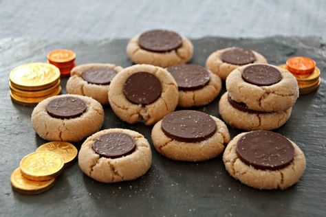 Winter Holiday Desserts, Hannukah Cookies, Hannukah Recipes, Peanut Butter Blossoms Recipe, Jewish Holiday Recipes, Peanut Butter Blossom Cookies, Blossom Cookies, Peanut Butter Blossoms, Cookie Swap