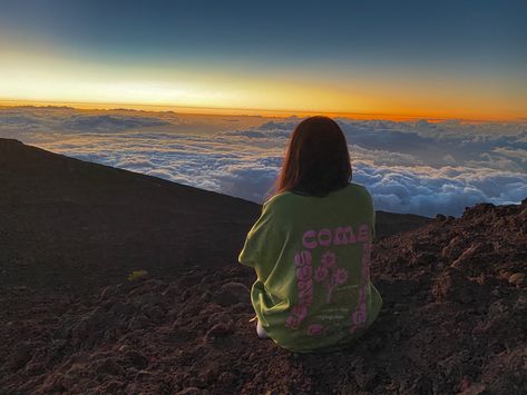 Watching the sun set above the clouds in Maui on a crater in Hawaii Watching Sunset, Hawaii Hikes, Watching The Sunset, On Top Of The World, Inspiration Photos, Above The Clouds, Environment Concept Art, Top Of The World, The Sunset