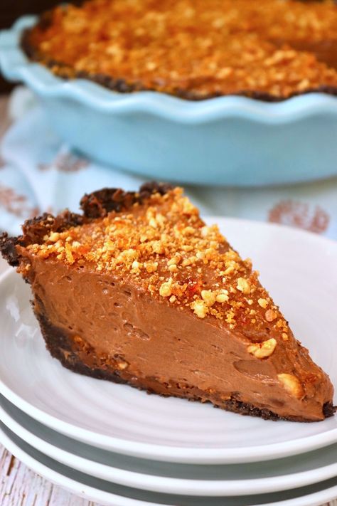 Nutella Pie with Hazelnut Praline is the most over-the-top pie I've ever made and tasted. An Oreo cookie crust is filled with Nutella, homemade hazelnut praline, Frangelico and then some. #nutella #praline #hazelnuts #pie #oreos Shrimp Burger Recipe, Hazelnut Pie, Christmas Pie Recipes, Blonde Chocolate, Shrimp Patties, Shrimp Burgers, Nutella Pie, Chocolate Cookie Crust, Shrimp Burger