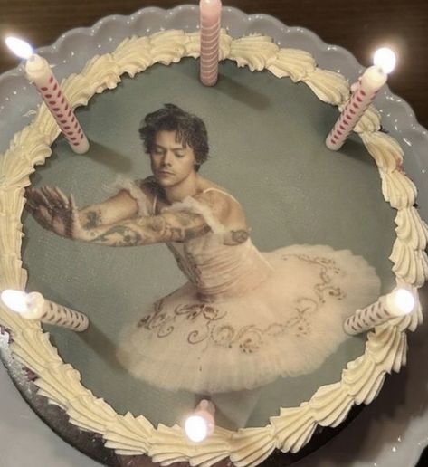 Baking Birthday Cake, Harrie Core, Harry Styles Birthday, One Direction Cake, Harry Coded, Harry Birthday, You Are My Moon, Harry Core, Funny Birthday Cakes